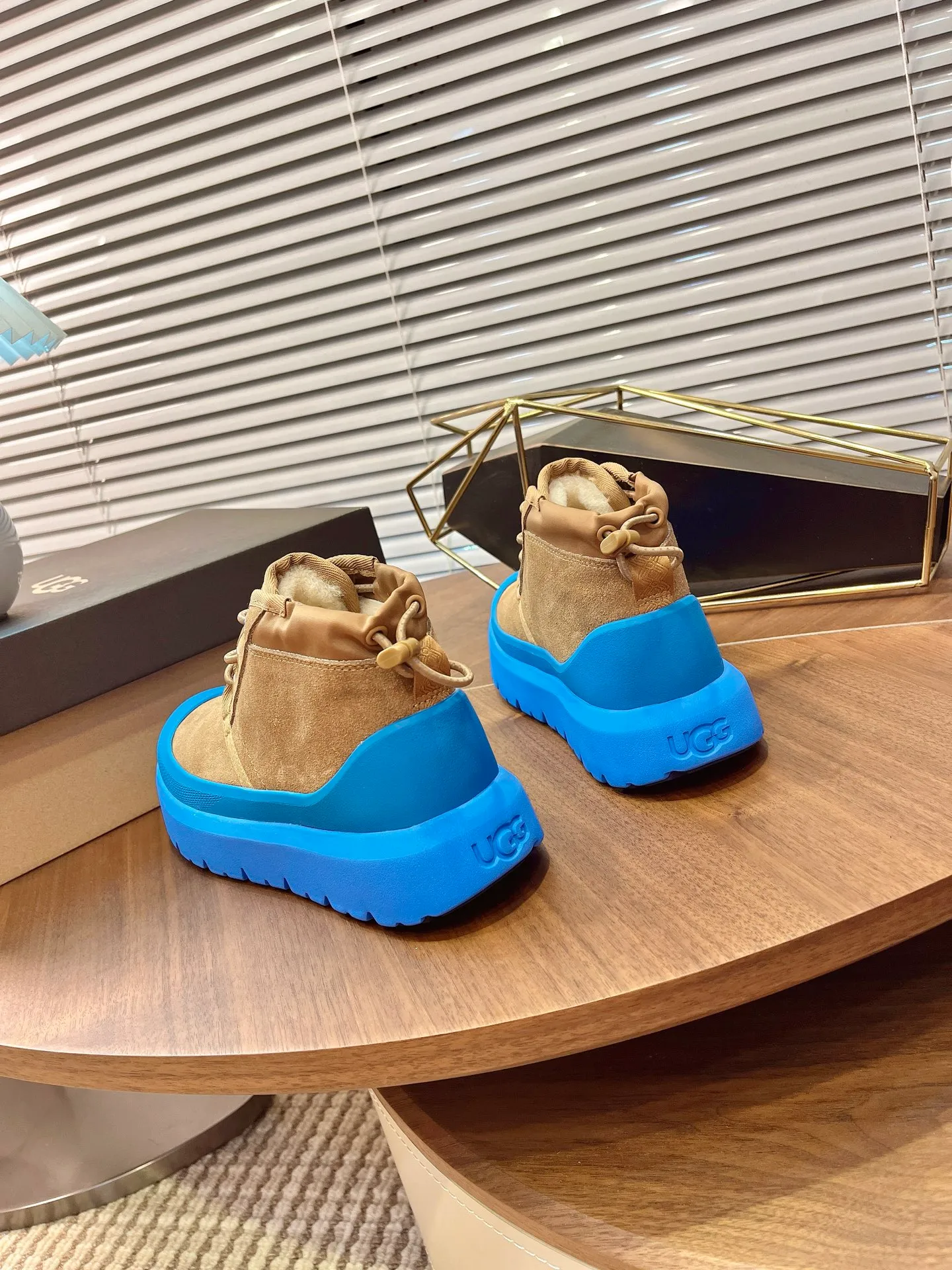 【UGG】 P: 560💰 Couple shoes Size: Women’s size 35-40 / Men’s size 40-44 UGG Tasman Weather Hybrid slip-on snow boots👢 Wang Yibo's same style 👏 adds a large orange sole to the classic Tasman shoe style, functional color contrast design, environmentally friendly waterproof and snowproof material, which has both fashionable and functional attributes. At the same time, it is paired with the new UGG furry shoes Keen's furry color-blocking jacket. Bright orange and maroon collide to create a new light outdoor style and open up a new travel experience in early autumn! Using the best materials, the 17mm fur integrated surface is warmer and breathable, and the outsole is upgraded to a lightweight and wear-resistant light wing technology outsole!
